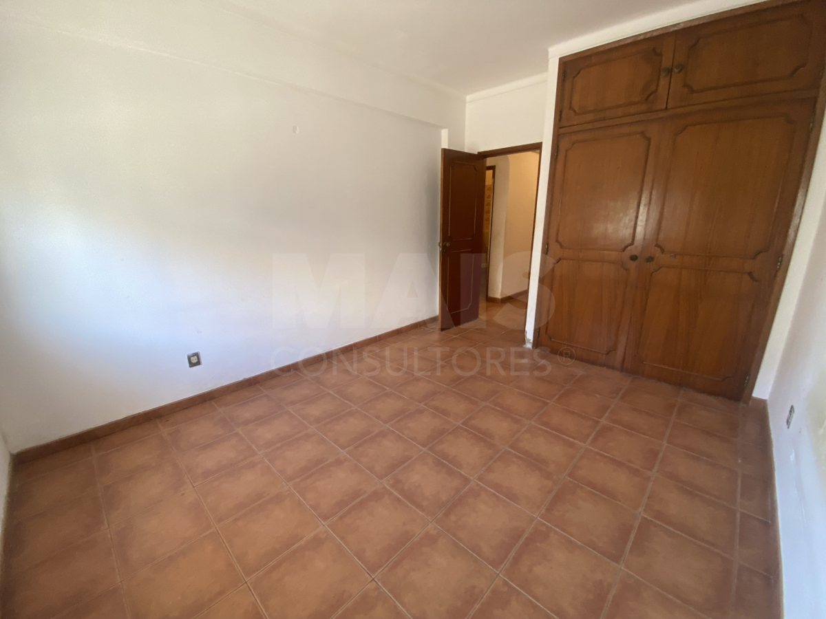 3-bedr. apartment for refurbishment in the center of Montijo